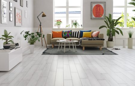 Jakie panele podłogowe do salonu? Czym się kierować podczas wyboru?